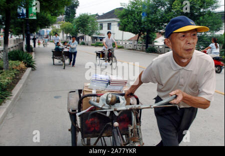 (191031) -- PECHINO, Ott. 31, 2019 (Xinhua) -- Zhou Huosheng, un 73-anno-vecchio insegnante in pensione, vende libri con un triciclo Qiandeng nella città di Kunshan City, est cinese della provincia di Jiangsu, Sett. 7, 2006. Zhou Huosheng ha utilizzato i suoi risparmi e reddito sollevato mediante la vendita di libri per aiutare i bambini in miseria accesso area istruzione nella contea di Jinzhai dell est della Cina di Anhui Provincia dal 1994. Il Progetto Speranza, un programma cinese volti a finanziare l'istruzione per la miseria, studenti, festeggia il suo trentesimo anniversario il Ott 30, 2019. Il progetto è stato avviato dalla Cina per lo sviluppo della gioventù Foundatio Foto Stock