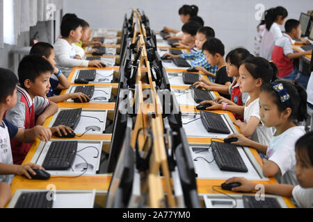 (191031) -- PECHINO, Ott. 31, 2019 (Xinhua) -- Gli alunni hanno classe computer presso la contea di Jinzhai scuola primaria in Jinzhai, est cinese della provincia di Anhui, Sett. 3, 2019. Come la prima scuola primaria costruita sotto il Progetto Speranza in Cina, Jinzhai County la scuola primaria è stata fondata il 19 maggio 1990. Il Progetto Speranza, un programma cinese volti a finanziare l'istruzione per la miseria, studenti, festeggia il suo trentesimo anniversario il Ott 30, 2019. Il progetto è stato avviato dalla Cina per lo sviluppo della gioventù Foundation (CYDF) e il Comitato Centrale della Gioventù Comunista della Cina nel 1989, ed è stato su Foto Stock