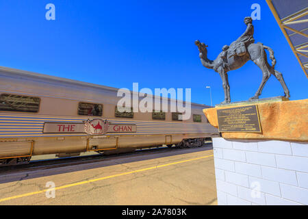 Alice Springs, Territorio del Nord, Australia - 29 AGO 2019: carrelli del famoso Ghan ferrovia a un arresto di mattina in Alice Springs La stazione ferroviaria e la Foto Stock