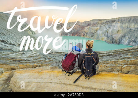 Viaggio concetto più giovane turista l uomo e la donna sedersi sul bordo del cratere del vulcano Ijen o Kawah Ijen sulla lingua indonesiana. Famoso Foto Stock