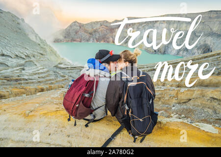 Viaggio concetto più giovane turista l uomo e la donna sedersi sul bordo del cratere del vulcano Ijen o Kawah Ijen sulla lingua indonesiana. Famoso Foto Stock
