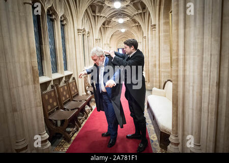 Non sottoscritto in precedenza foto datata 12/03/19 Speaker della House of Commons, John Bercow andando attraverso la sua routine quotidiana di preparazione per presiedere la giornata di eventi nella camera della House of Commons. L'oratore ha servito dieci anni e intende candidarsi giù prima delle prossime elezioni. Foto Stock