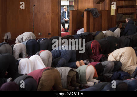 Non sottoscritto in precedenza foto datata 17/03/19 Speaker della House of Commons, John Bercow adoratori di incontro a Finsbury Park moschea nel nord di Londra dove Egli appoggiò il suo sostegno alla comunità musulmana dopo un attacco su due moschee in Nuova Zelanda uccidendo 50 persone. L'altoparlante, che ha servito dieci anni nel post intende candidarsi giù prima delle prossime elezioni. Foto Stock