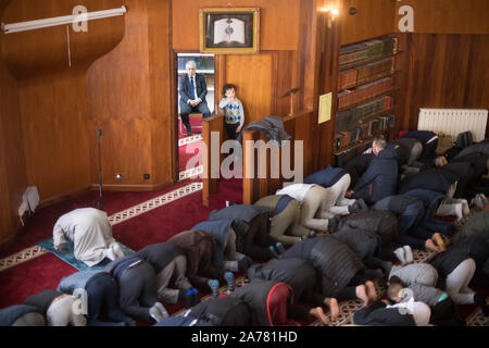 Non sottoscritto in precedenza foto datata 17/03/19 Speaker della House of Commons, John Bercow adoratori di incontro a Finsbury Park moschea nel nord di Londra dove Egli appoggiò il suo sostegno alla comunità musulmana dopo un attacco su due moschee in Nuova Zelanda uccidendo 50 persone. L'altoparlante, che ha servito dieci anni nel post intende candidarsi giù prima delle prossime elezioni. Foto Stock