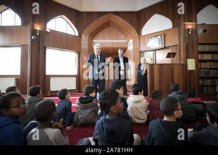 Non sottoscritto in precedenza foto datata 17/03/19 Speaker della House of Commons, John Bercow adoratori di incontro a Finsbury Park moschea nel nord di Londra dove Egli appoggiò il suo sostegno alla comunità musulmana dopo un attacco su due moschee in Nuova Zelanda uccidendo 50 persone. L'altoparlante, che ha servito dieci anni nel post intende candidarsi giù prima delle prossime elezioni. Foto Stock