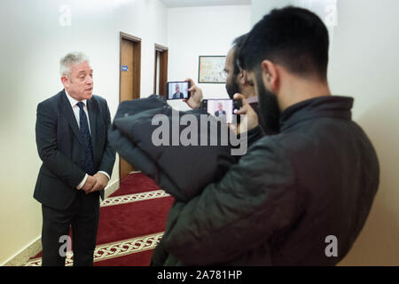 Non sottoscritto in precedenza foto datata 17/03/19 Speaker della House of Commons, John Bercow adoratori di incontro a Finsbury Park moschea nel nord di Londra dove Egli appoggiò il suo sostegno alla comunità musulmana dopo un attacco su due moschee in Nuova Zelanda uccidendo 50 persone. L'altoparlante, che ha servito dieci anni nel post intende candidarsi giù prima delle prossime elezioni. Foto Stock