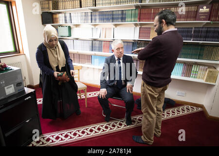 Non sottoscritto in precedenza foto datata 17/03/19 Speaker della House of Commons, John Bercow adoratori di incontro a Finsbury Park moschea nel nord di Londra dove Egli appoggiò il suo sostegno alla comunità musulmana dopo un attacco su due moschee in Nuova Zelanda uccidendo 50 persone. L'altoparlante, che ha servito dieci anni nel post intende candidarsi giù prima delle prossime elezioni. Foto Stock