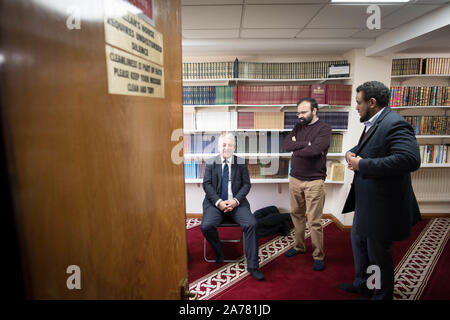 Non sottoscritto in precedenza foto datata 17/03/19 Speaker della House of Commons, John Bercow adoratori di incontro a Finsbury Park moschea nel nord di Londra dove Egli appoggiò il suo sostegno alla comunità musulmana dopo un attacco su due moschee in Nuova Zelanda uccidendo 50 persone. L'altoparlante, che ha servito dieci anni nel post intende candidarsi giù prima delle prossime elezioni. Foto Stock