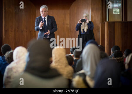 Non sottoscritto in precedenza foto datata 17/03/19 Speaker della House of Commons, John Bercow adoratori di incontro a Finsbury Park moschea nel nord di Londra dove Egli appoggiò il suo sostegno alla comunità musulmana dopo un attacco su due moschee in Nuova Zelanda uccidendo 50 persone. L'altoparlante, che ha servito dieci anni nel post intende candidarsi giù prima delle prossime elezioni. Foto Stock