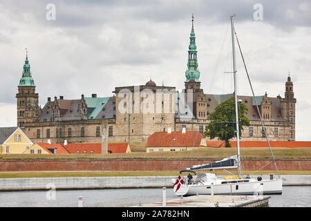 Helsingor Kronborg Castle Elsinor fortificazione e barca a vela. Danimarca Foto Stock