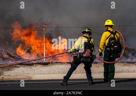 Simi Valley, Stati Uniti. 30 ott 2019. Vigili del fuoco battaglia il facile fuoco vicino al Ronald Reagan Presidential Library in Simi Valley, California. L'incendio di propagarsi rapidamente a causa della forte Santa Ana venti con raffiche di vento che arrivano fino a 70 mph in alcune aree. Il servizio meteorologico nazionale ha rilasciato una rara extreme red flag attenzione alla maggiore area di Los Angeles. Il fuoco viene richiesto evacuazioni obbligatorie. Credito: SOPA Immagini limitata/Alamy Live News Foto Stock