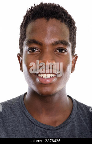 Studio shot del giovane africano ragazzo adolescente con i capelli Afro Foto Stock