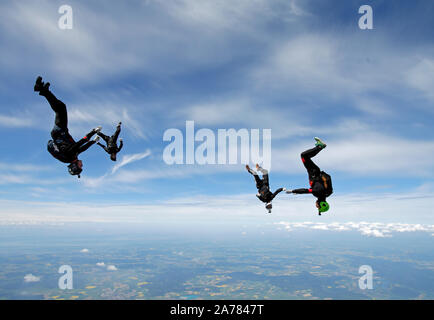 Freefly Skydivers sono battenti intorno a ogni altro nel cielo con una elevata velocità di oltre 120km/h. In tal modo ciascun ponticello è divertente e un sorriso sul suo volto! Foto Stock