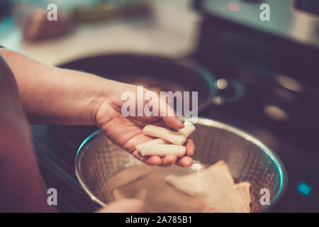 Rendendo il coreano Tteokbokki, stir-fried torte di riso a casa Foto Stock