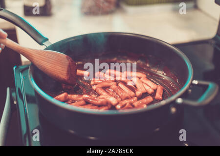 Rendendo il coreano Tteokbokki, stir-fried torte di riso a casa Foto Stock