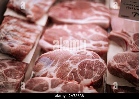 Tigard, Oregon - Ott 30, 2019 : Vendita di carne in vetrina a Whole Foods Market Foto Stock