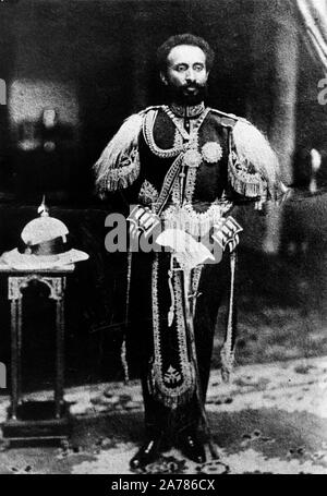 Il negus Haile Selassie in cavaliere del vestiti, Etiopia, 30s Foto Stock