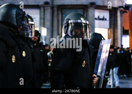 Madrid, Spagna. Xix oct, 2019. Spagnolo poliziotti antisommossa durante scontri.centinaia di estrema sinistra manifestanti si scontrano con la polizia dopo un rally del pacifico contro la Corte Suprema frase del catalano politica e attivisti. Essi sono stati più di dieci arresti e alcuni poliziotti sono stati feriti. In un tentativo di ricreare i violenti scontri di Barcellona i manifestanti si stabilirono barricades in alcune strade del centro citta'. Credito: Guillermo Santos SOPA/images/ZUMA filo/Alamy Live News Foto Stock