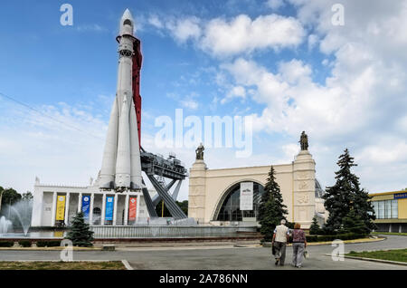 Mosca, Russia - 10 agosto 2014: Russo navicella Vostok 1, monumento del primo razzo sovietico a VDNH. astronautica in URSS, storia di Gagarin di f Foto Stock