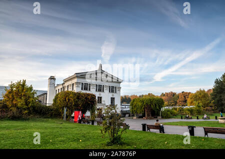 Mosca, Russia - 11 ottobre 2014: Il principale giardino botanico denominato Tsitsin dell'Accademia Russa delle Scienze. Laboratorio di costruzione. Costruito nel 1950-1951. Foto Stock