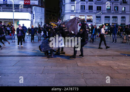 Madrid, Spagna. Xix oct, 2019. La polizia antisommossa durante scontri.centinaia di estrema sinistra manifestanti si scontrano con la polizia dopo un rally del pacifico contro la Corte Suprema frase del catalano politica e attivisti. Essi sono stati più di dieci arresti e alcuni poliziotti sono stati feriti. In un tentativo di ricreare i violenti scontri di Barcellona i manifestanti si stabilirono barricades in alcune strade del centro citta'. Credito: Guillermo Santos SOPA/images/ZUMA filo/Alamy Live News Foto Stock
