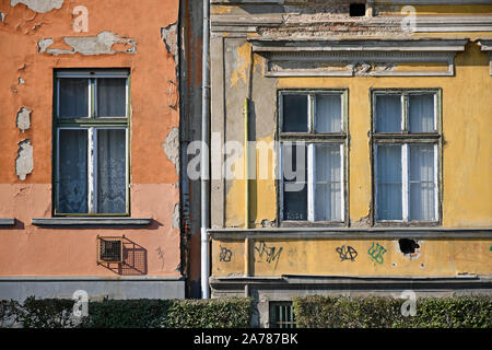 Windows di vecchi edifici in città Foto Stock
