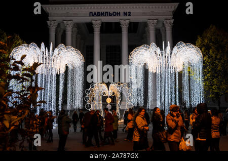 Mosca, Russia - 14 ottobre 2014: festival internazionale cerchio di luce. Padiglione 2. Mostra di conquiste dell'economia nazionale di notte. Foto Stock