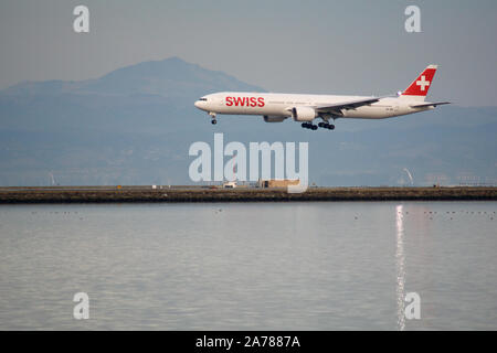 SAN FRANCISCO, CALIFORNIA, STATI UNITI - Novembre 27th, 2018: Swiss Airlines Boeing 777-300 immatricolazione HB-JNB atterra all'Aeroporto di San Francisco SFO Foto Stock