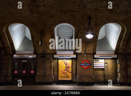 Piattaforma della storica stazione della metropolitana di Baker Street a Londra, in Inghilterra, Regno Unito Foto Stock