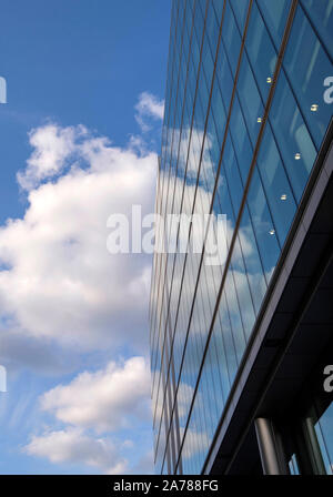 Nuvole riflettono in un edificio a più Londra Riverside sulla Southbank in London, England Regno Unito Foto Stock