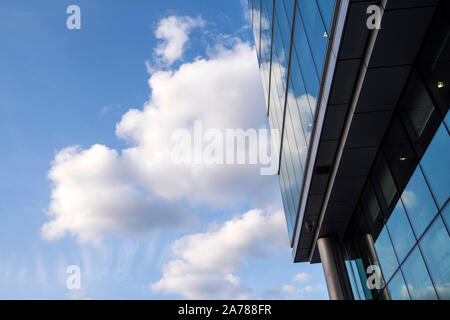 Nuvole riflettono in un edificio a più Londra Riverside sulla Southbank in London, England Regno Unito Foto Stock