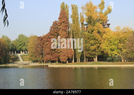 Accordi di autunno sul lago Foto Stock