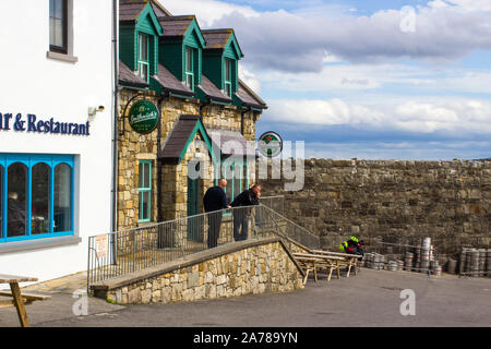 23 agosto 2019 Clienti aventi un fumo al di fuori di un piccolo pub in harbour village di Mullaghmore nella Contea di Sligo Irlanda Foto Stock