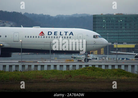 SAN FRANCISCO, CALIFORNIA, STATI UNITI - Novembre 27th, 2018: Un Delta Boeing 767 rullaggio lungo la pista di rullaggio prima della partenza in aeroporto Internazionale SFO Foto Stock