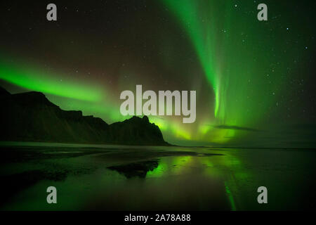 Aurora Boreale, le luci del nord, oltre la montagna Vestrahorn nell est dell'Islanda. Foto Stock