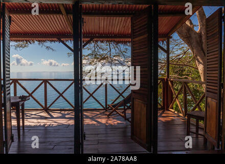Bella terrazza che si affaccia sull'oceano vicino a Nosy Be - Madagascar Foto Stock