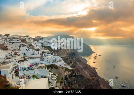 La Grecia. Isola di Santorini. Case bianche dell'isola di Santorini. Yacht e catamarani nell'ancoraggio. Sunrise Foto Stock