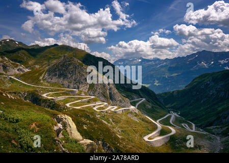 Vista aerea di una vecchia strada che passa attraverso il San Gottardo nelle Alpi Svizzere Foto Stock