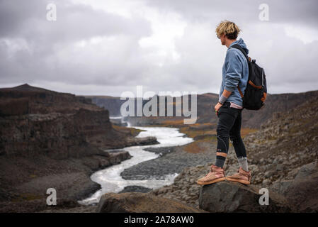 Escursionista permanente al bordo di una valle Vatnajokull parco nazionale in Islanda Foto Stock