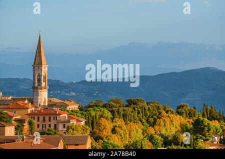 Vista della splendida Perugia centro storico medievale e della campagna umbra al tramonto con la mitica San Pietro campanile esagonale Foto Stock