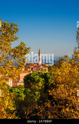 Autunno a Perugia. Vista della splendida Perugia centro storico medievale e della campagna umbra con la mitica San Pietro campanile esagonale Foto Stock