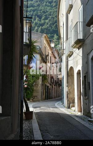 Una passeggiata in una piccola cittadina medievale chiamato San Lorenzello in provincia di Benevento, Italia. Foto Stock