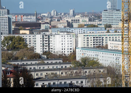 Berlino, Germania. 28 ott 2019. Numerosi edifici residenziali può essere visto da una grande altezza nella parte interna della città della capitale tedesca. La Berlino affitto cappuccio è la cui entrata in vigore è prevista per il primo trimestre del 2020. Credito: Jörg Carstensen/dpa/Alamy Live News Foto Stock