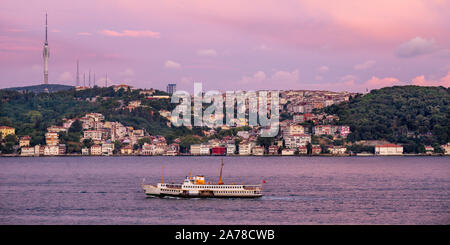 Angolo alto vista panoramica di Kuzguncuk con un traghetto che passa attraverso il Bosforo in primo piano ad Istanbul in Turchia Foto Stock