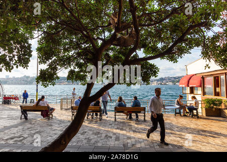 Vista persone all'lo stretto del Bosforo vicino Kuzguncuk. Kuzguncuk è un quartiere nel quartiere Uskudar sul lato Asiatico del Bosforo a Istanbul Foto Stock
