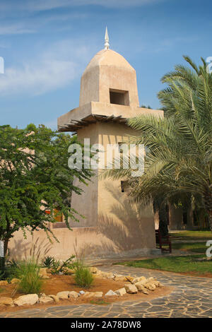 Minareto tradizionale o fort nel Heritage Village Abu Dhabi, negli Emirati Arabi Uniti. Foto Stock