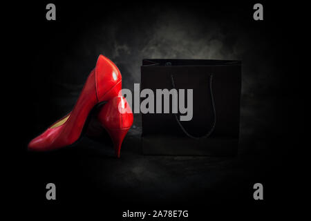 Pavimento di cemento in camera oscura con la luce spot. sfondo nero. Venerdì nero Foto Stock