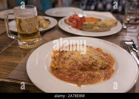 Le lasagne italiane con la birra per la cena Foto Stock
