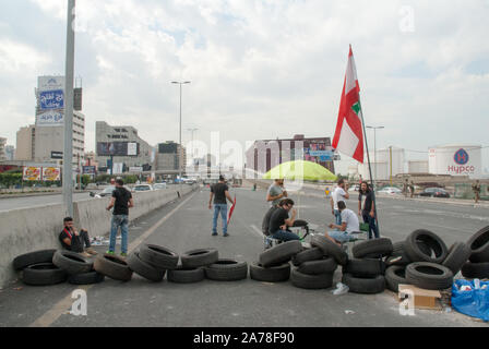 Banditi bloccare la circolazione su autostrade Nord Beirut Libano Foto Stock
