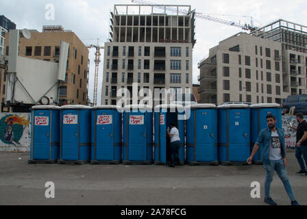 Servizi igienici in assistenza per aiutare il riscontro martire square Beirut Libano. Foto Stock